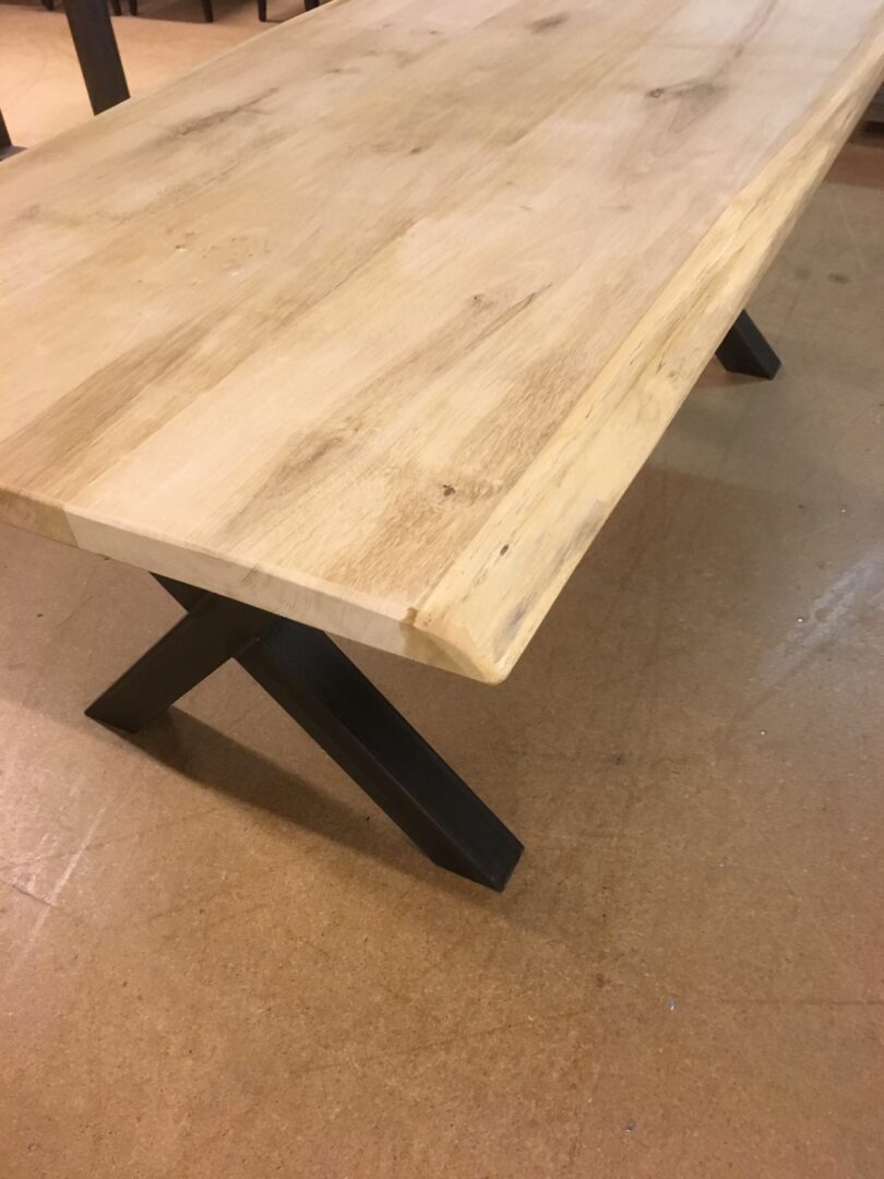 Eikenhouten tafel met boomkant en kruispoot MVDTrendymeubels