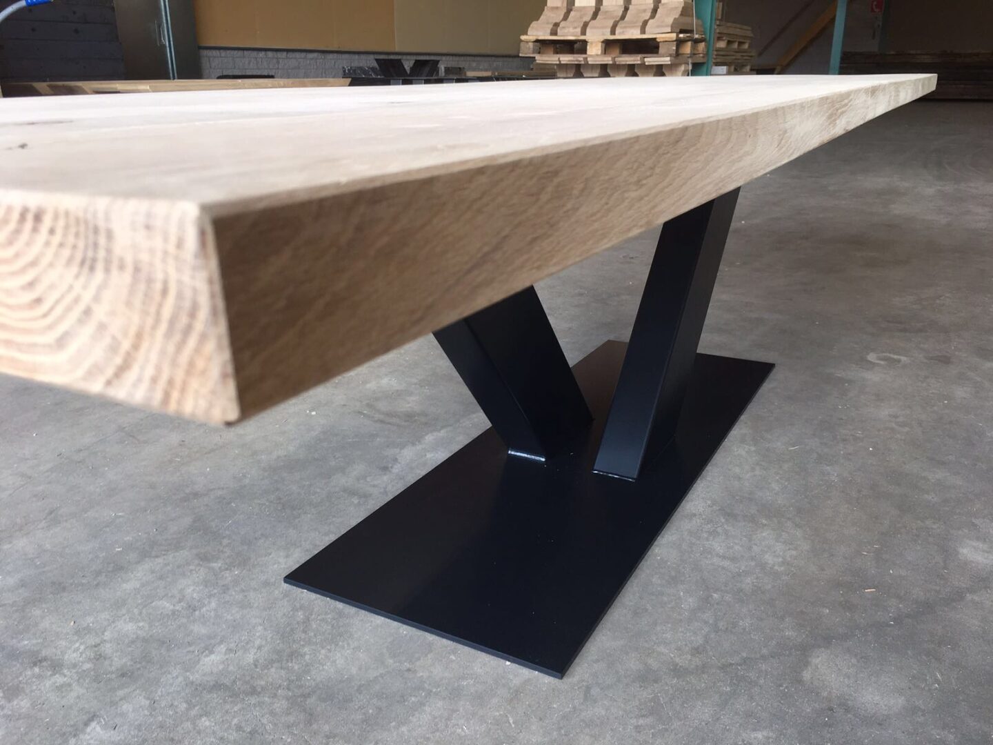Verder Renderen Handelsmerk Eikenhouten tafel met metalen onderstel V vorm zwart - MVD-Trendymeubels